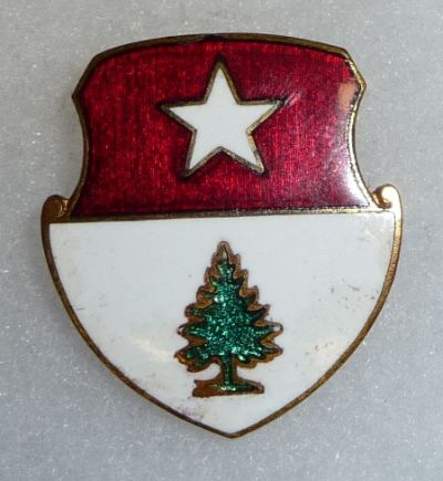 8th COAST ARTILLERY   WW2 VINTAGE SCREWBACK DI CREST  