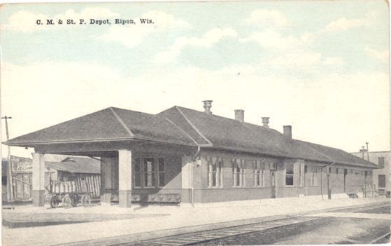 WI RIPON C.M. & ST P. TRAIN DEPOT TOWN VIEW M13099  