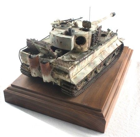 Built 135 German Tiger I Winter Camo with Interior Dragon  