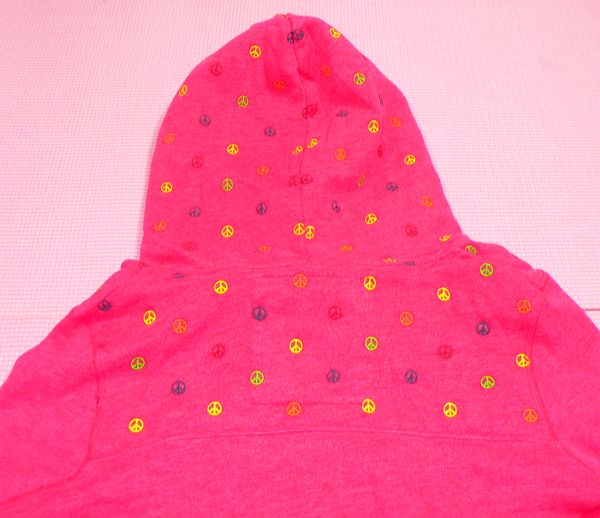   pocket. Drawstring on the hood. 60% cotton 40% polyester Original