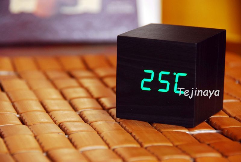 GREEN LED Dark Wood Cube USB Digital Desk Alarm Clock.  